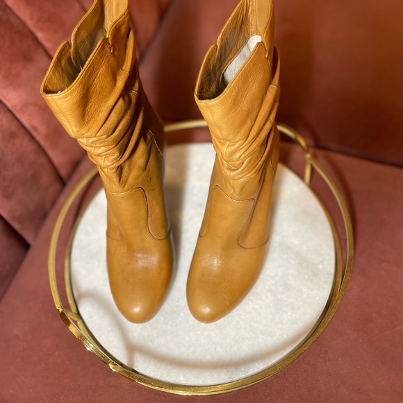 Via Spiga slouch leather boots camel tan color 3.5” heel women’s size 6 - Picture 4 of 5